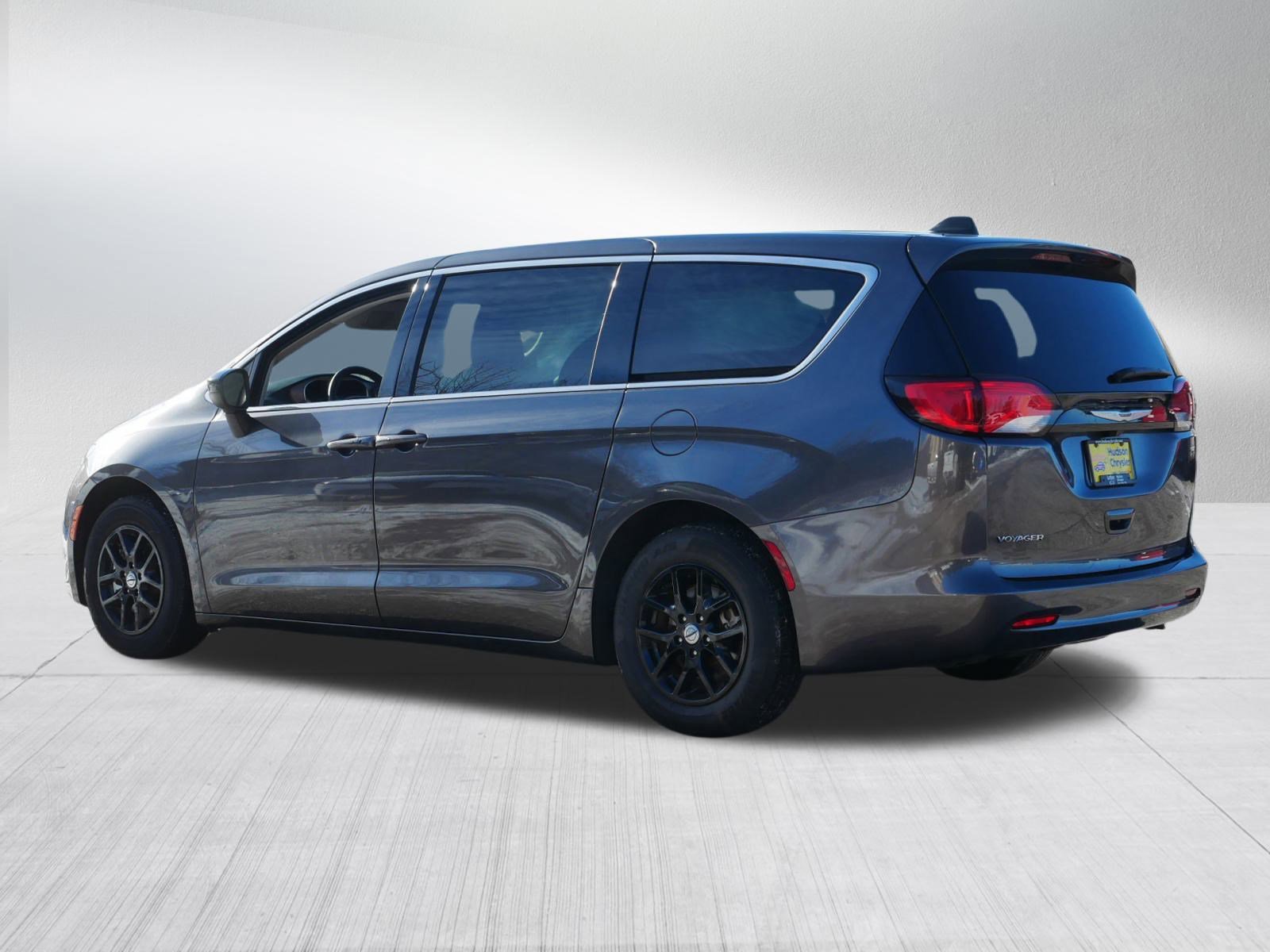 Used 2022 Chrysler Voyager LX image 5