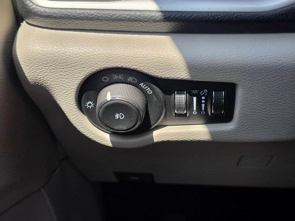Certified 2024 Chrysler Pacifica Limited FWD image 32