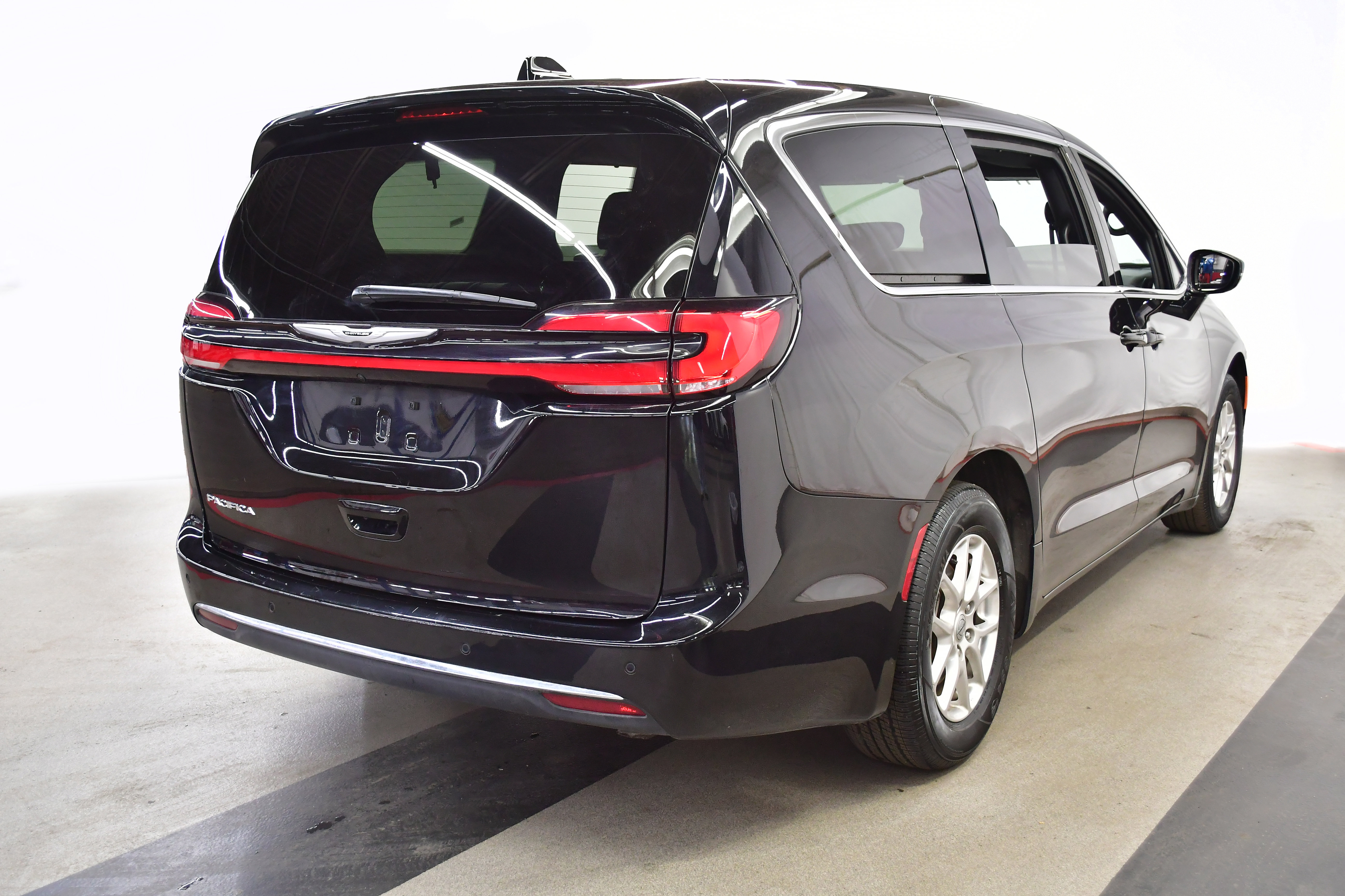 Used 2025 Chrysler Pacifica Select FWD image 4