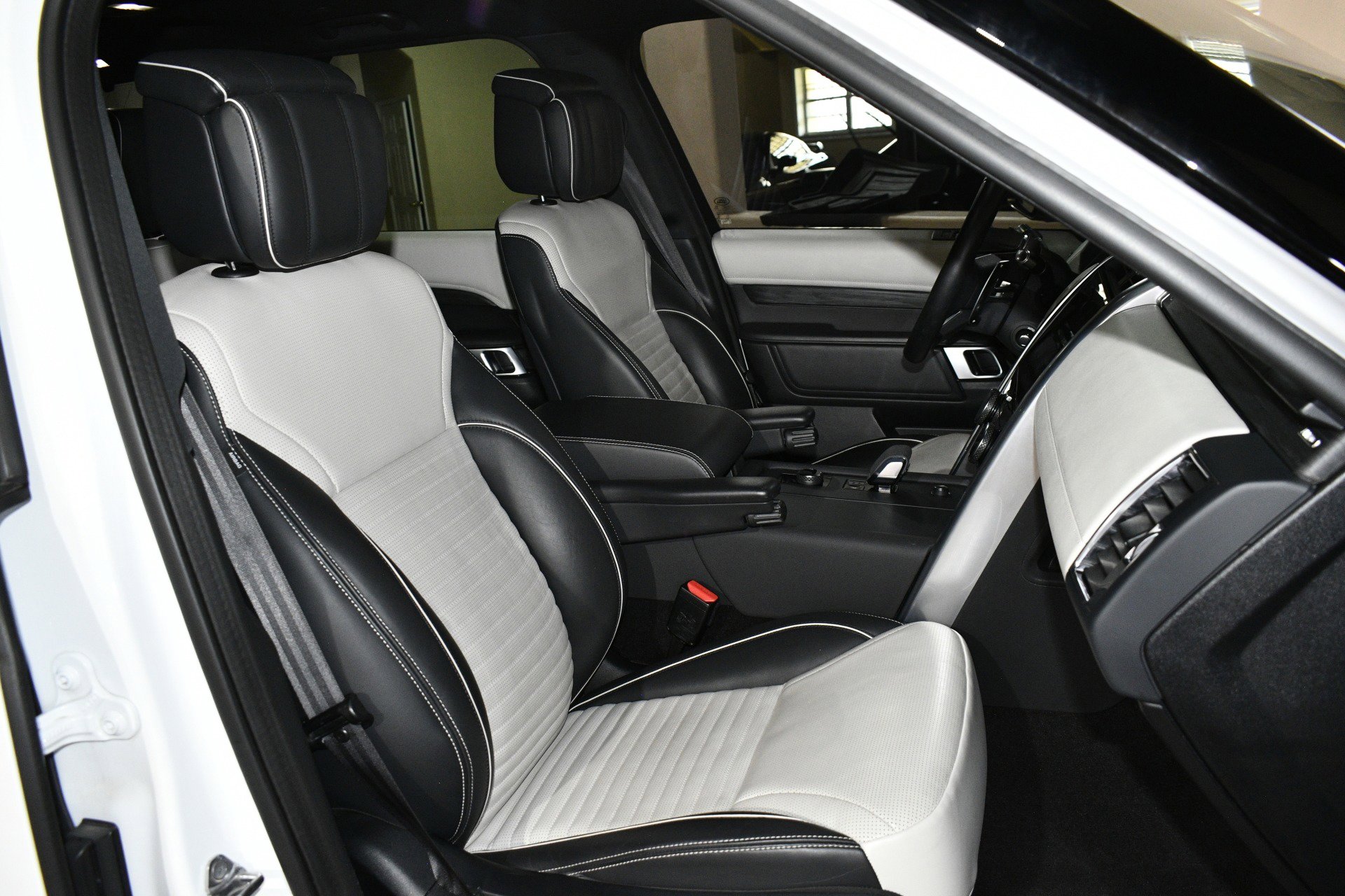 Used 2021 Land Rover Discovery HSE R-Dynamic AWD/4WD image 8