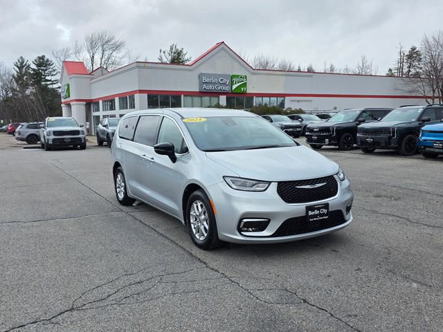 Used 2024 Chrysler Pacifica Touring-L FWD image 32