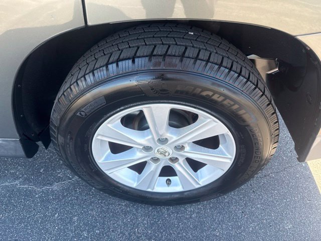 Used 2012 Toyota Highlander FWD w/ Tech Pkg image 10