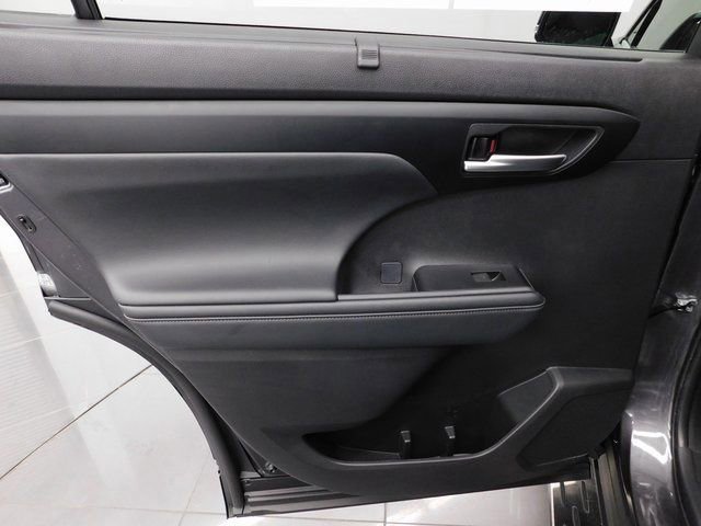 Used 2025 Toyota Highlander XLE image 27