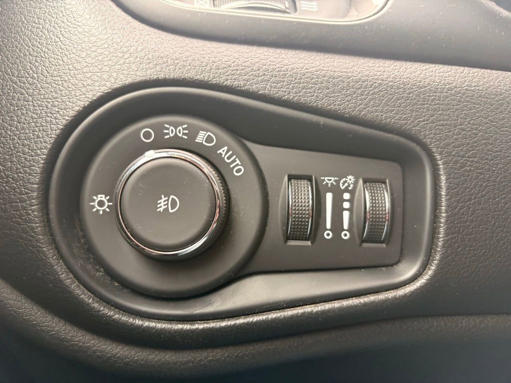 Used 2022 Jeep Renegade Latitude w/ Convenience Group AWD/4WD image 24
