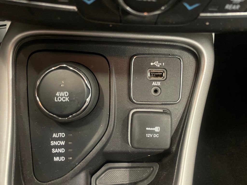 Used 2020 Jeep Compass Latitude w/ Cold Weather Group AWD/4WD image 14