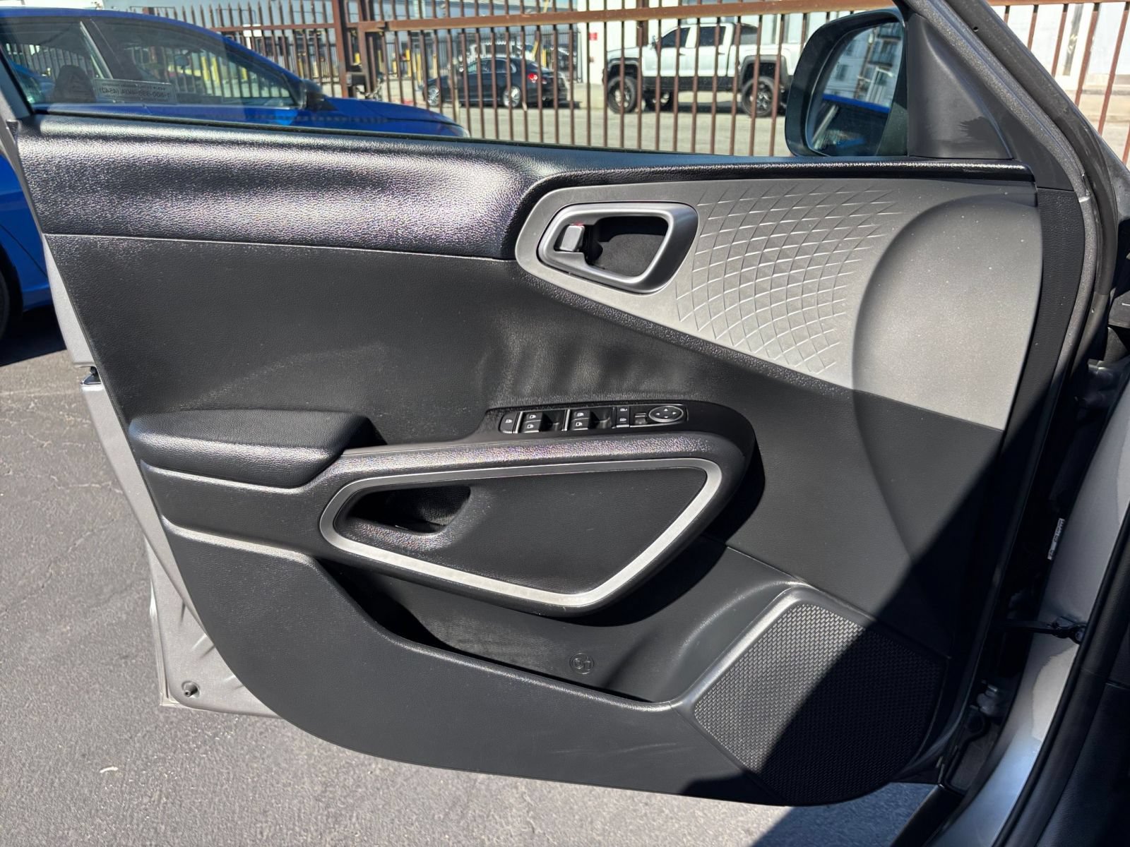 Used 2025 Kia Soul LX w/ LX Technology Package FWD image 18