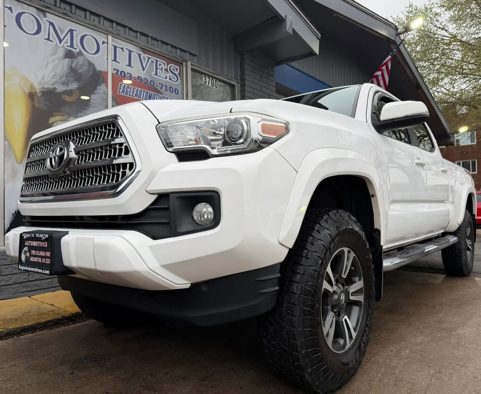 Used 2017 Toyota Tacoma TRD Sport w/ Tow Package image 6