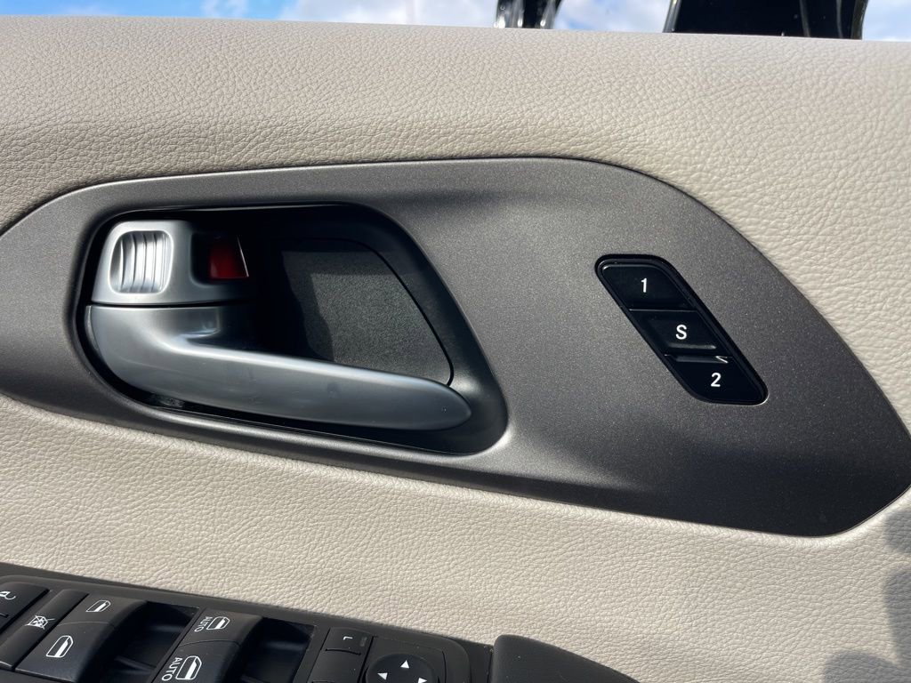 Used 2024 Chrysler Pacifica Touring-L image 19