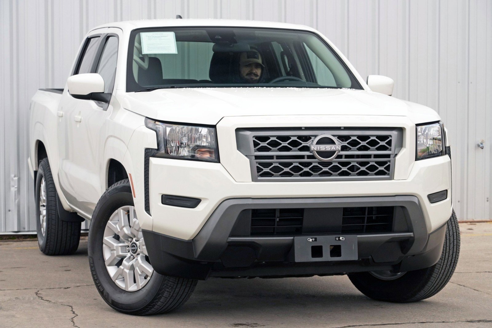 Used 2022 Nissan Frontier SV image 2