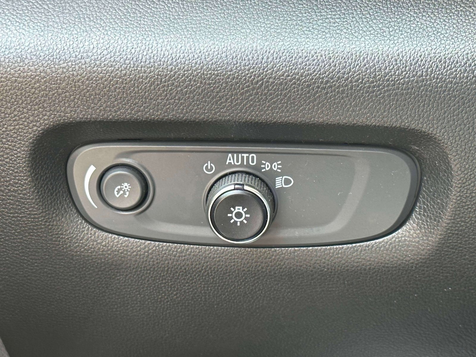 Used 2023 Chevrolet Traverse LT image 9