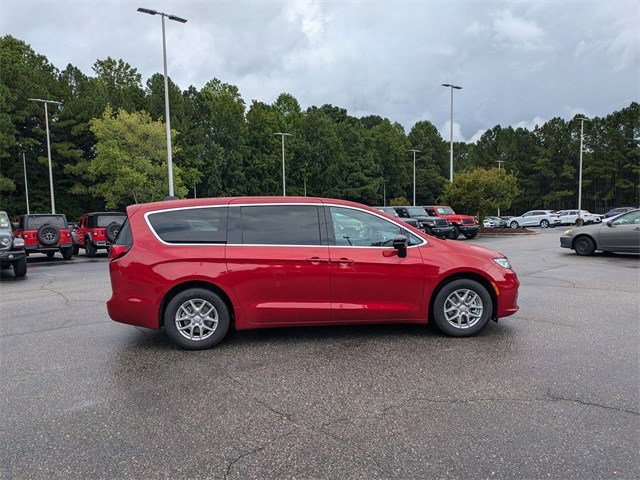 New 2026 Chrysler Pacifica Select image 4