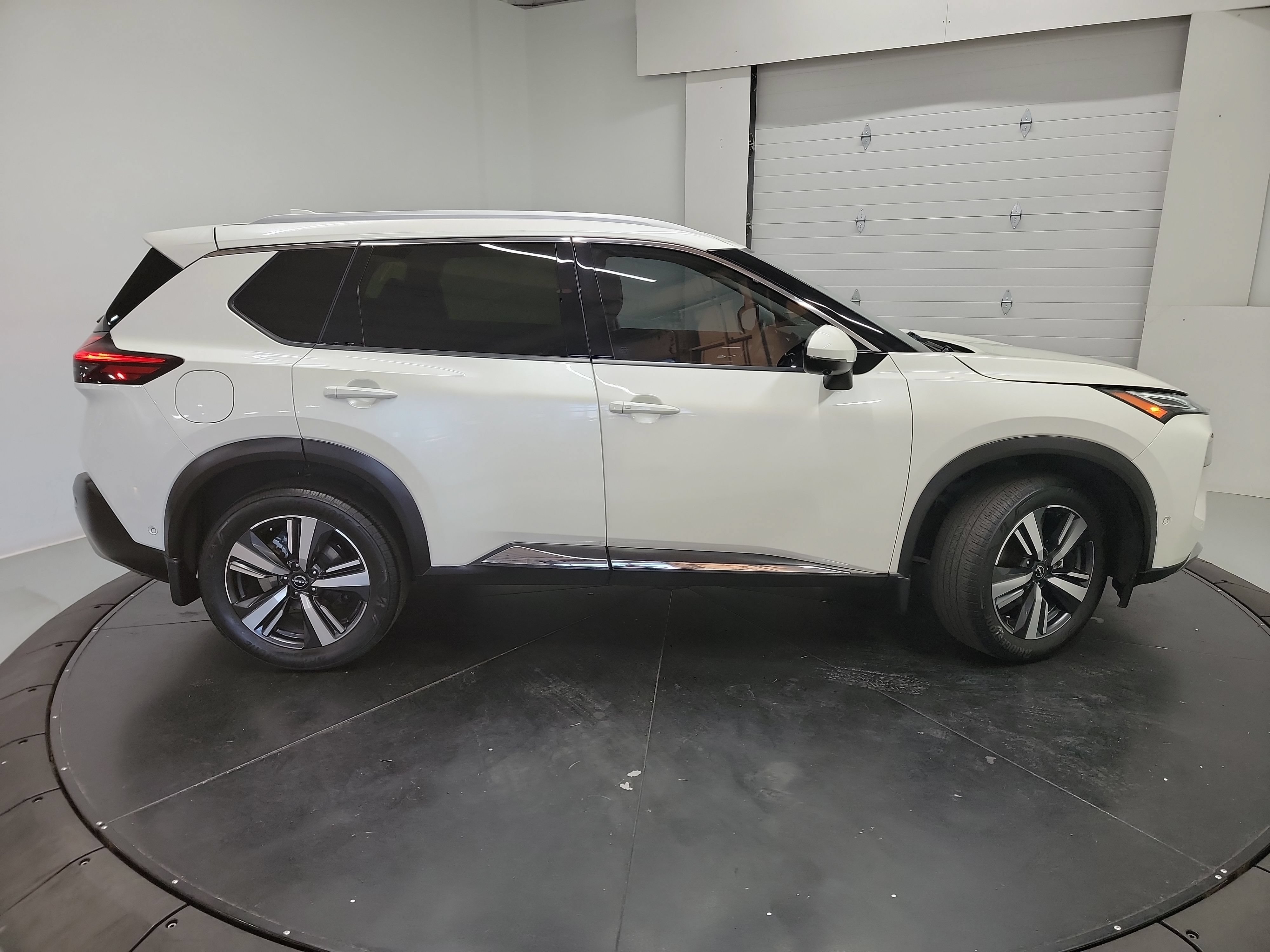 Used 2023 Nissan Rogue Platinum FWD image 11