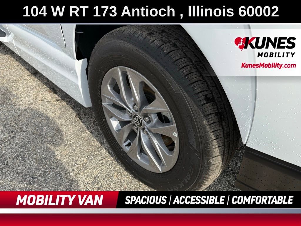 Used 2025 Toyota Sienna LE image 10