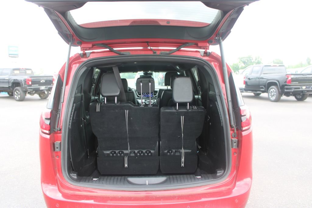 Used 2025 Chrysler Pacifica Select FWD image 13