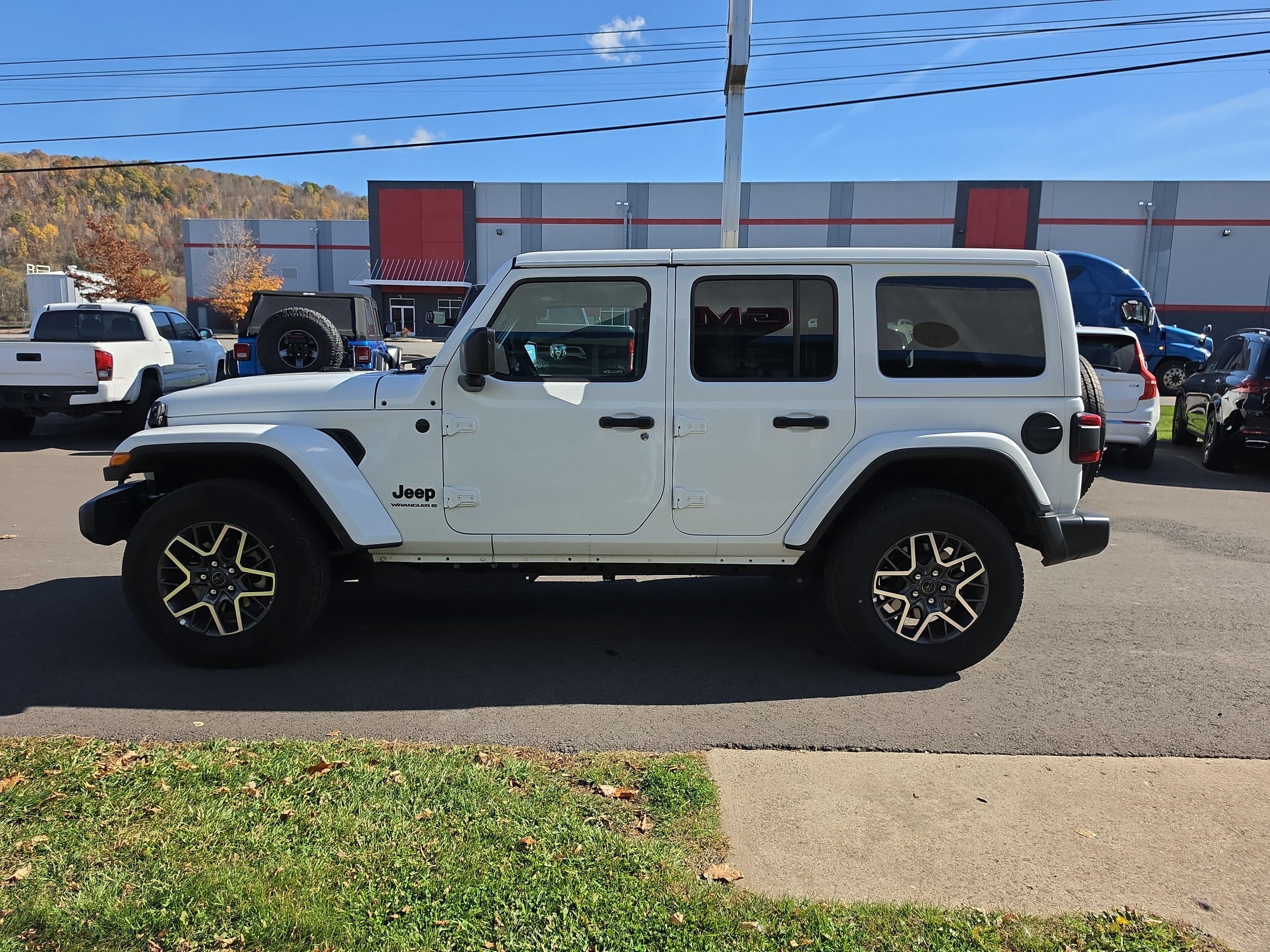 Used 2026 Jeep Wrangler Unlimited Sahara AWD/4WD image 7