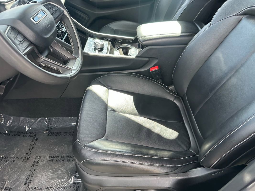 Used 2023 Jeep Grand Cherokee Limited w/ Black Appearance Package image 37