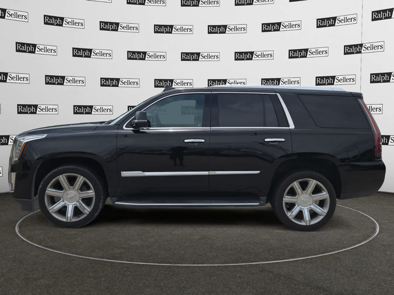Used 2018 Cadillac Escalade Luxury AWD/4WD image 3