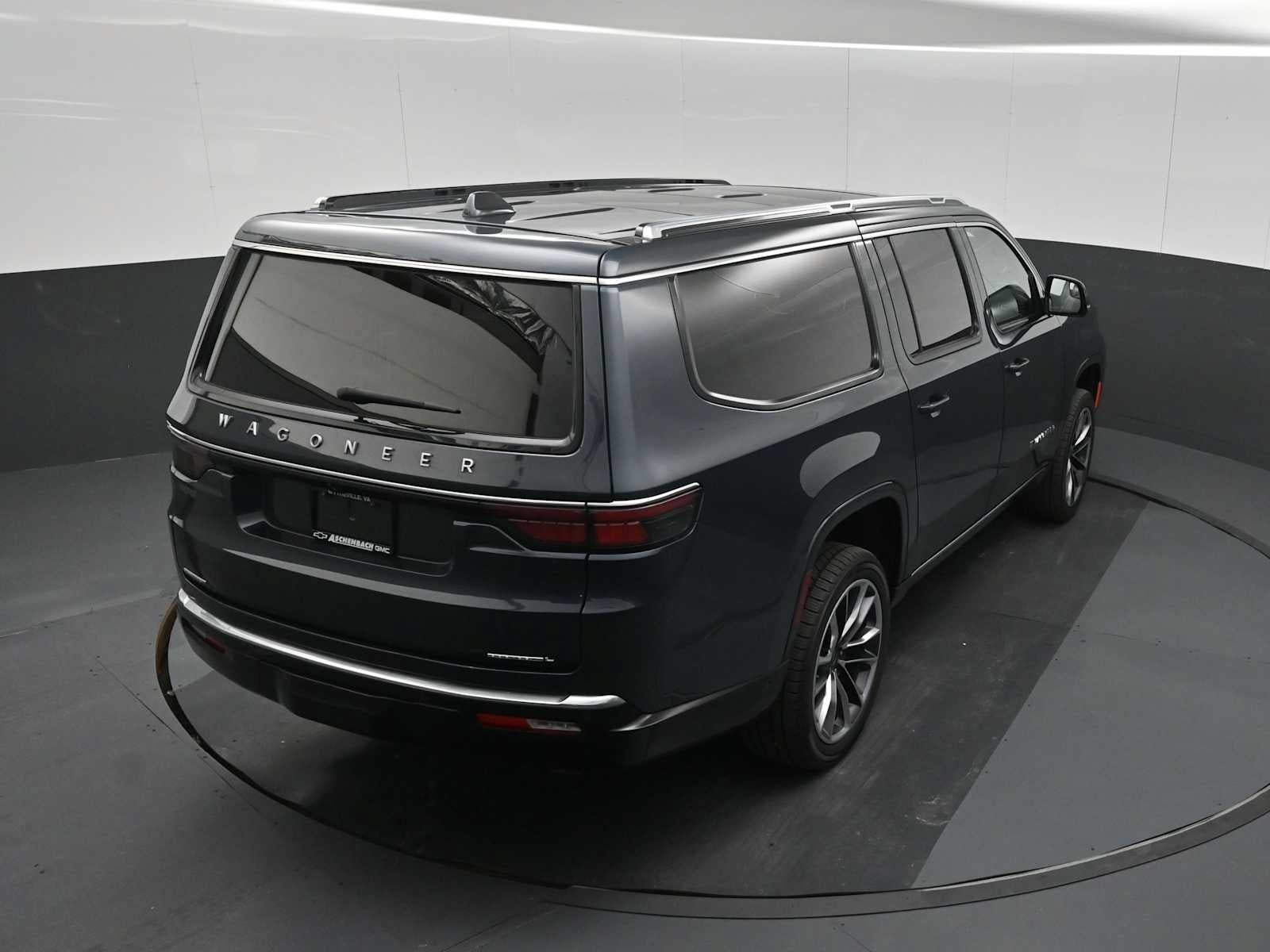 Used 2023 Jeep Wagoneer L Series III w/ Premium Group I AWD/4WD image 15