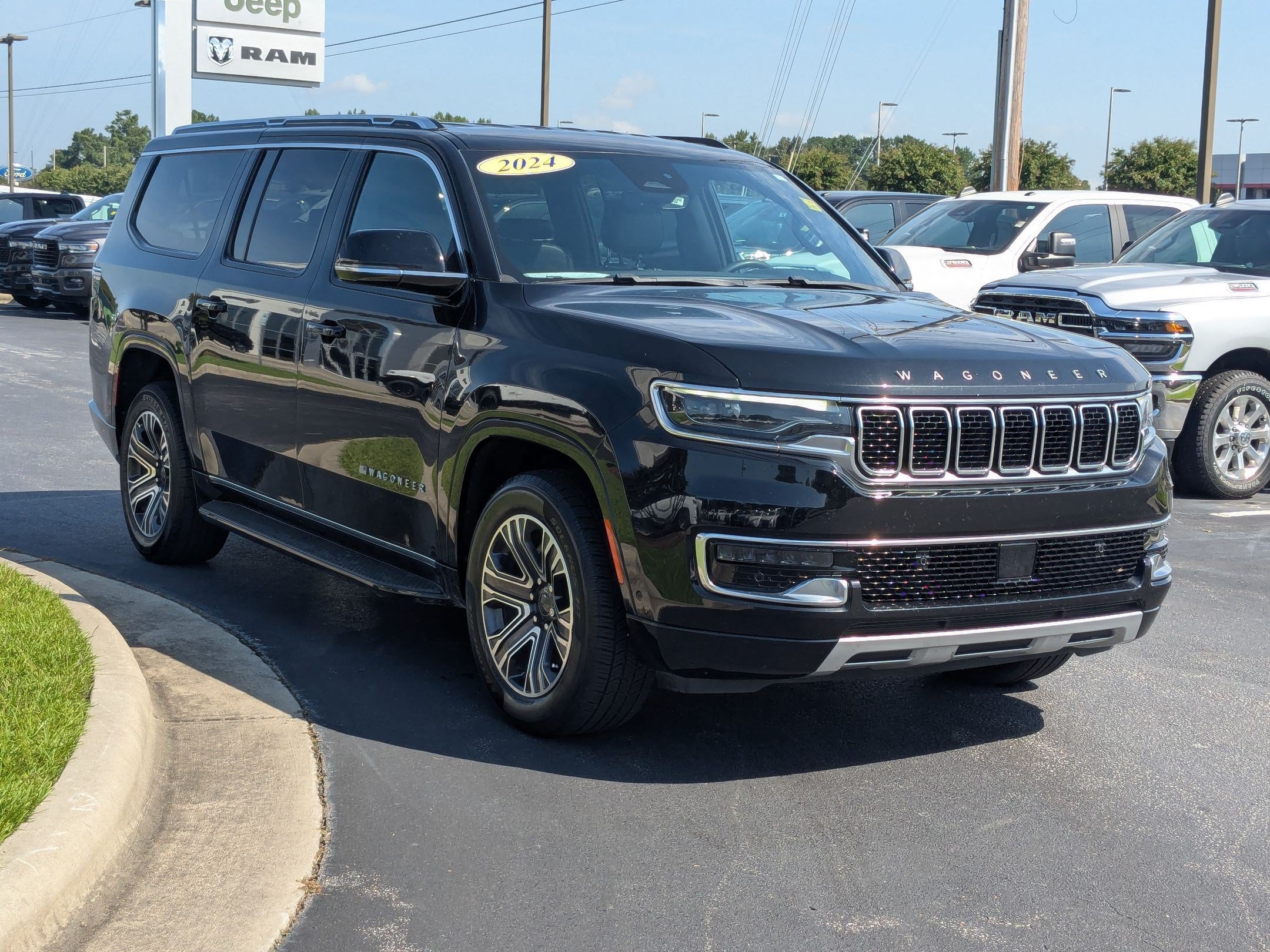 Used 2024 Jeep Wagoneer L Series II RWD image 3