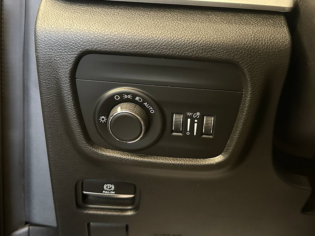 Used 2023 Jeep Grand Cherokee Laredo w/ Luxury Tech Group I AWD/4WD image 17