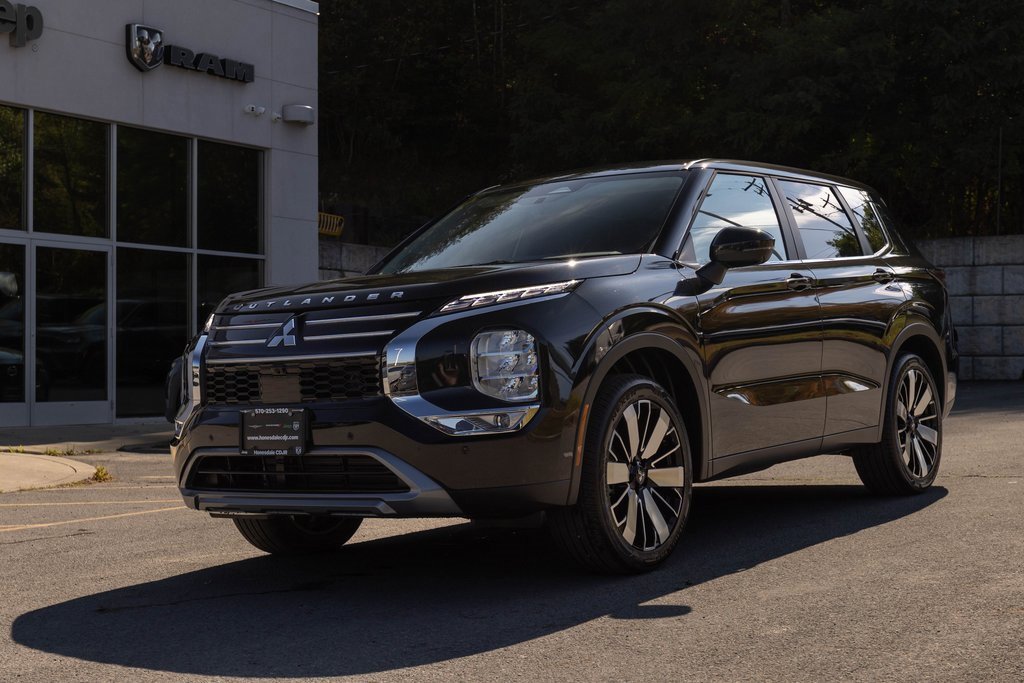 Used 2025 Mitsubishi Outlander SE image 2