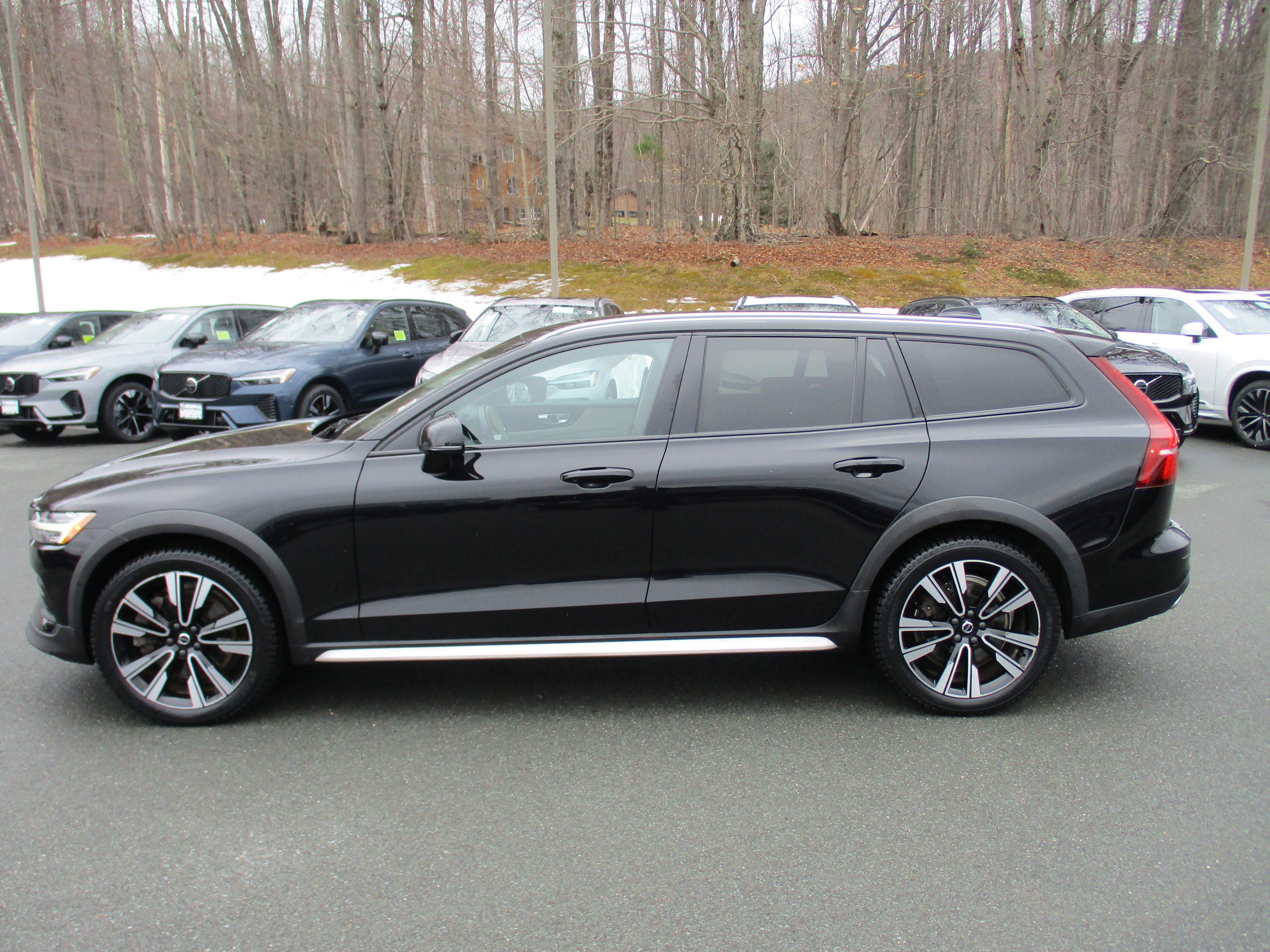 Used 2020 Volvo V60 T5 Cross Country image 8