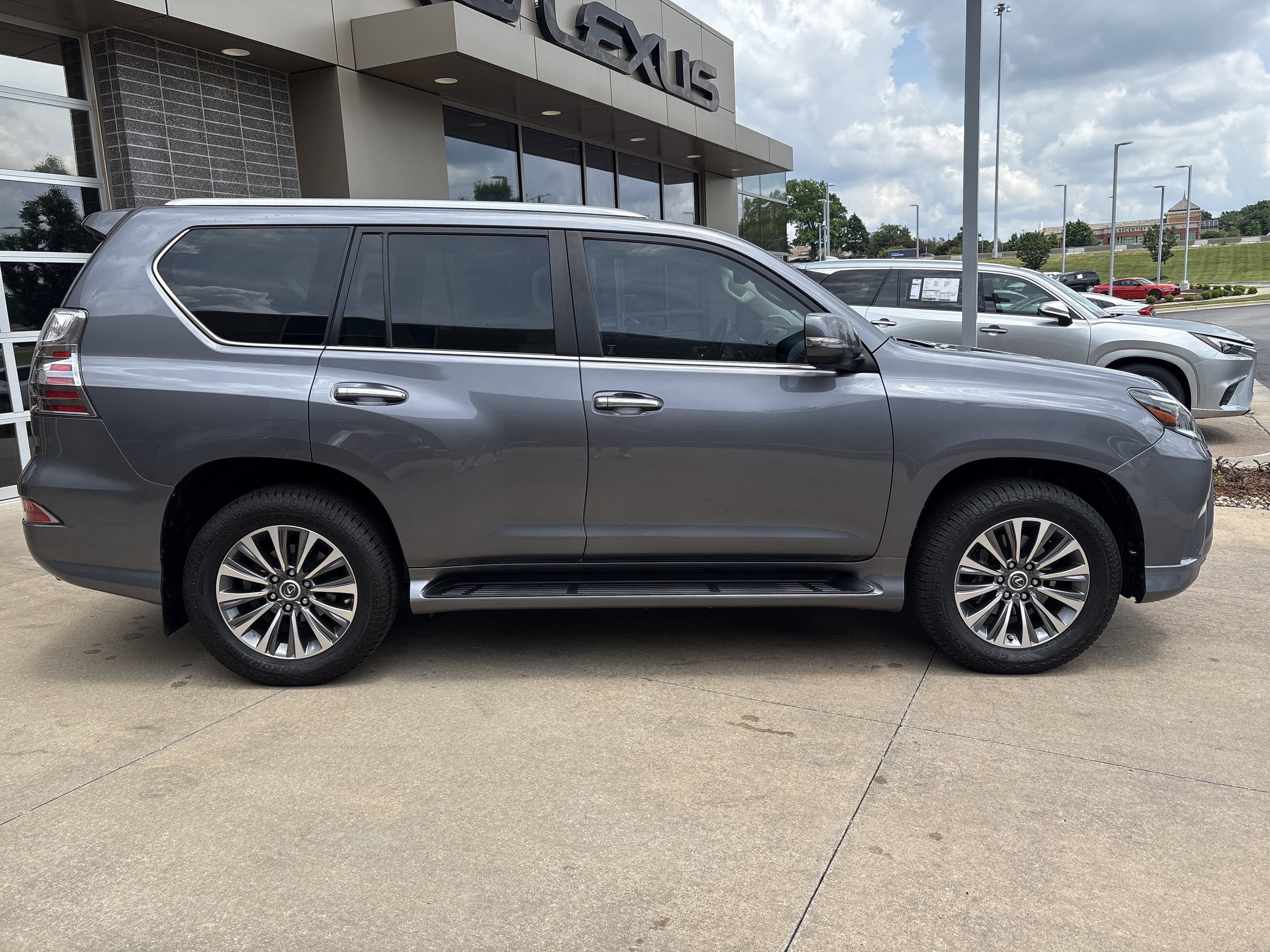 Used 2021 Lexus GX 460 Luxury w/ Off Road Package AWD/4WD image 14