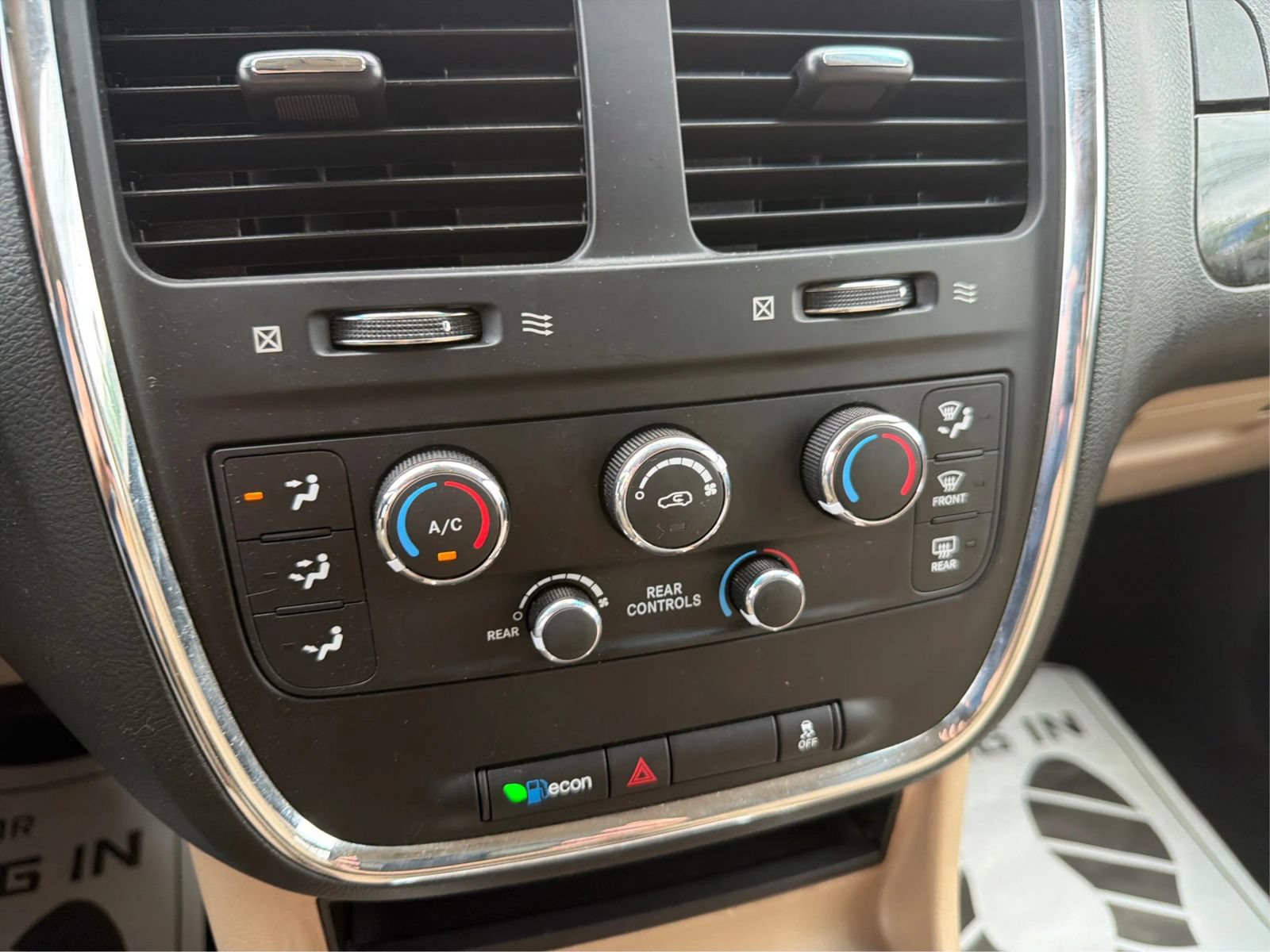 Used 2016 Dodge Grand Caravan SXT w/ UConnect Hands-Free Group FWD image 27