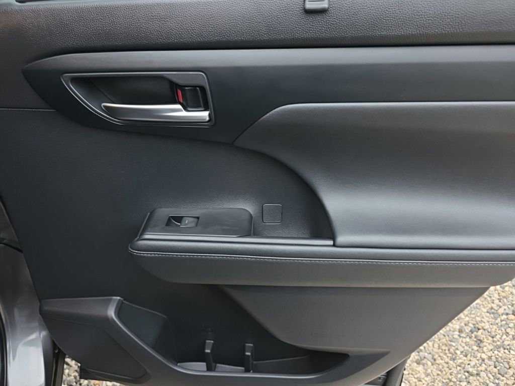 Used 2023 Toyota Highlander XLE image 19