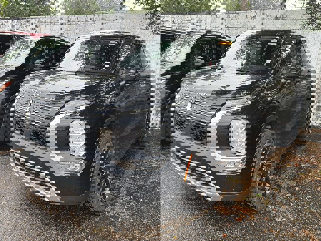 Used 2023 Mitsubishi Outlander SE image 3