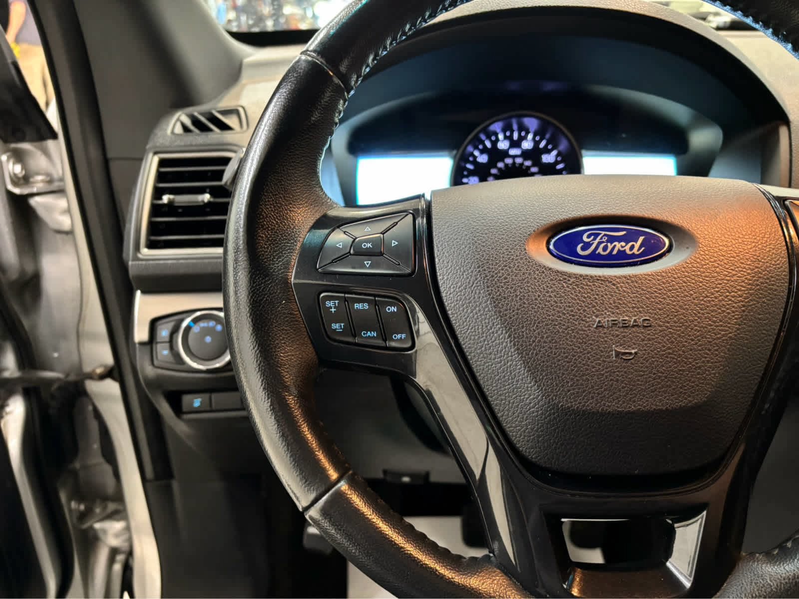 Used 2018 Ford Explorer XLT w/ Equipment Group 201A AWD/4WD image 14