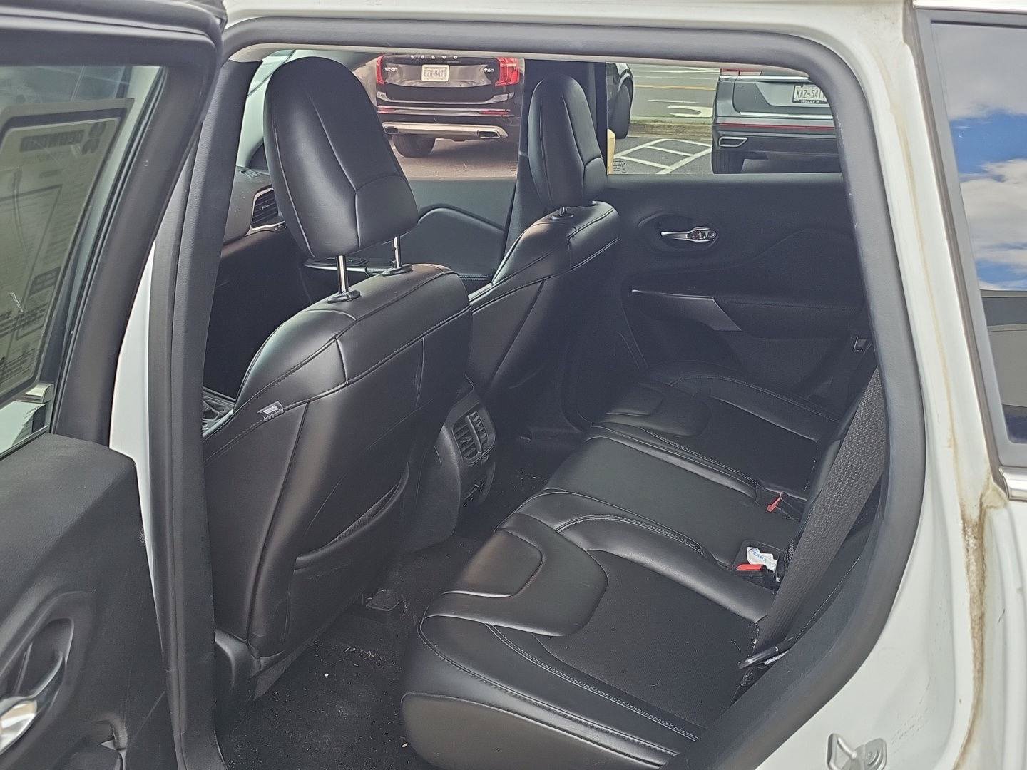 Used 2019 Jeep Cherokee Latitude Plus w/ Comfort/Convenience Group AWD/4WD image 20