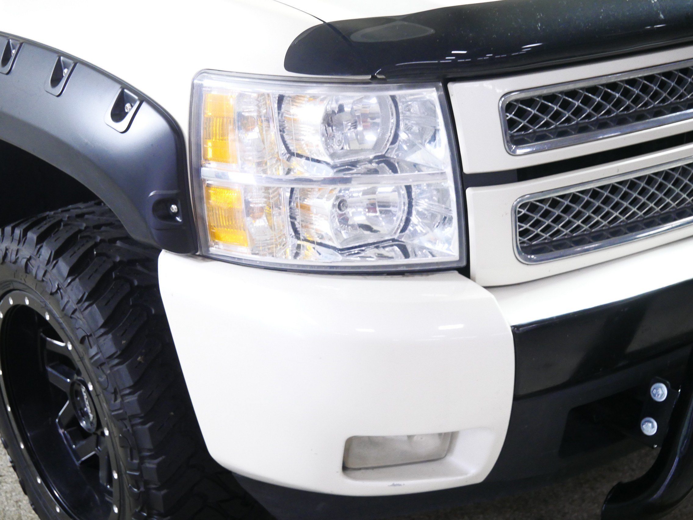 Used 2013 Chevrolet Silverado 1500 LTZ w/ LTZ White Diamond Edition AWD/4WD image 16