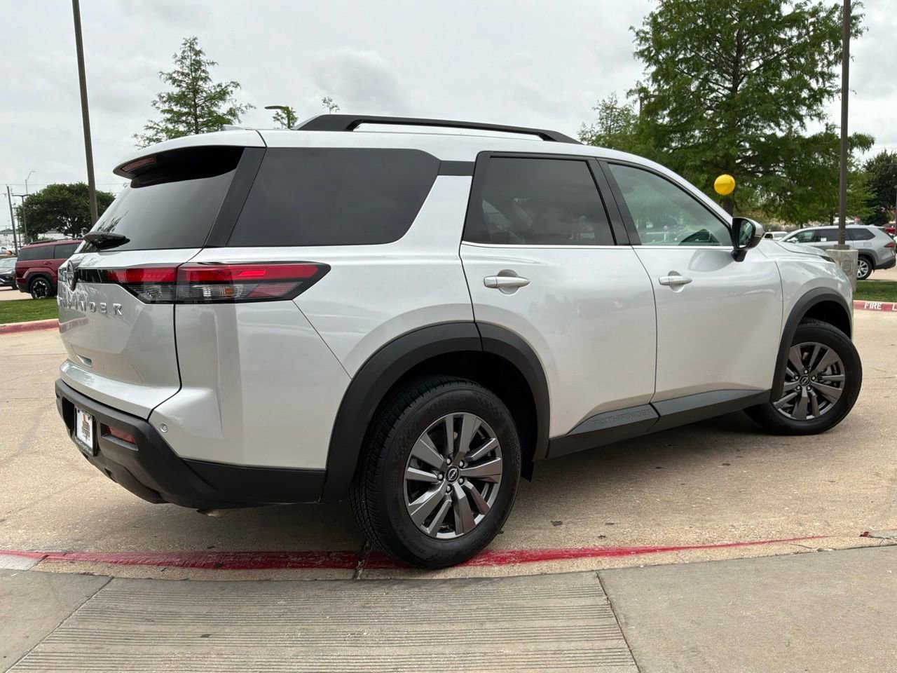 Used 2025 Nissan Pathfinder SV image 6