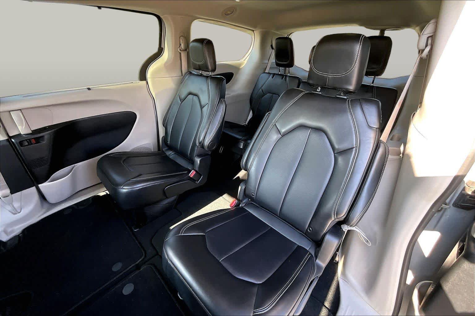 Used 2024 Chrysler Pacifica Touring-L FWD image 18
