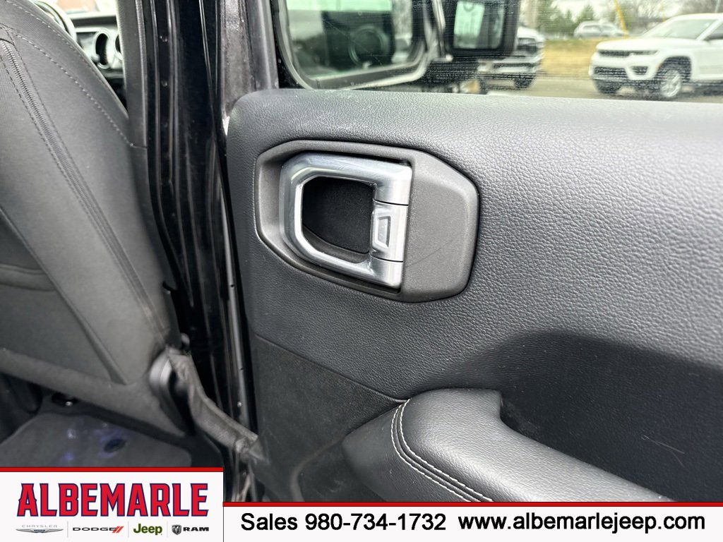 Used 2019 Jeep Wrangler Unlimited Sahara w/ Cold Weather Group image 32