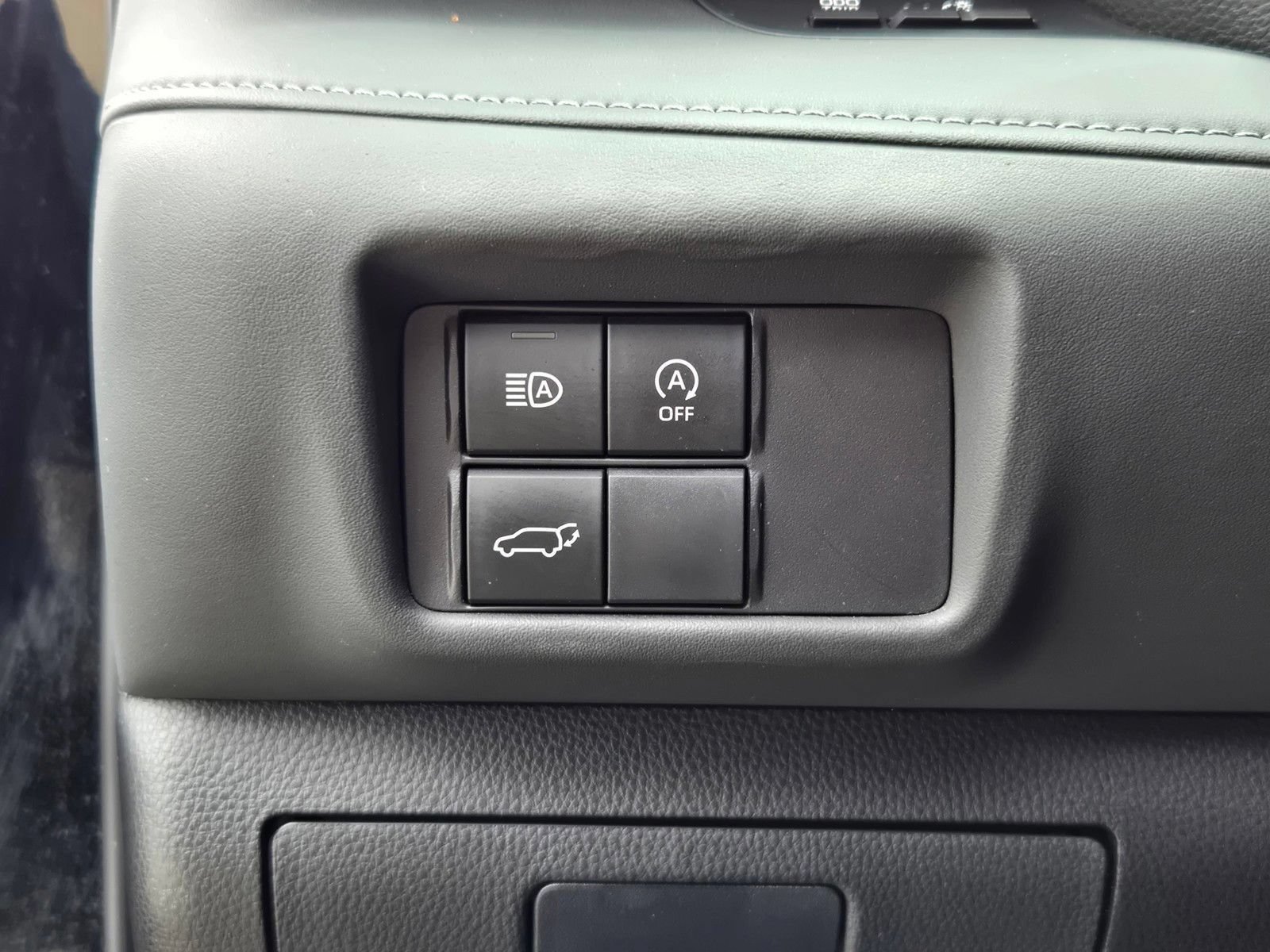 Used 2024 Toyota Highlander LE AWD/4WD image 17