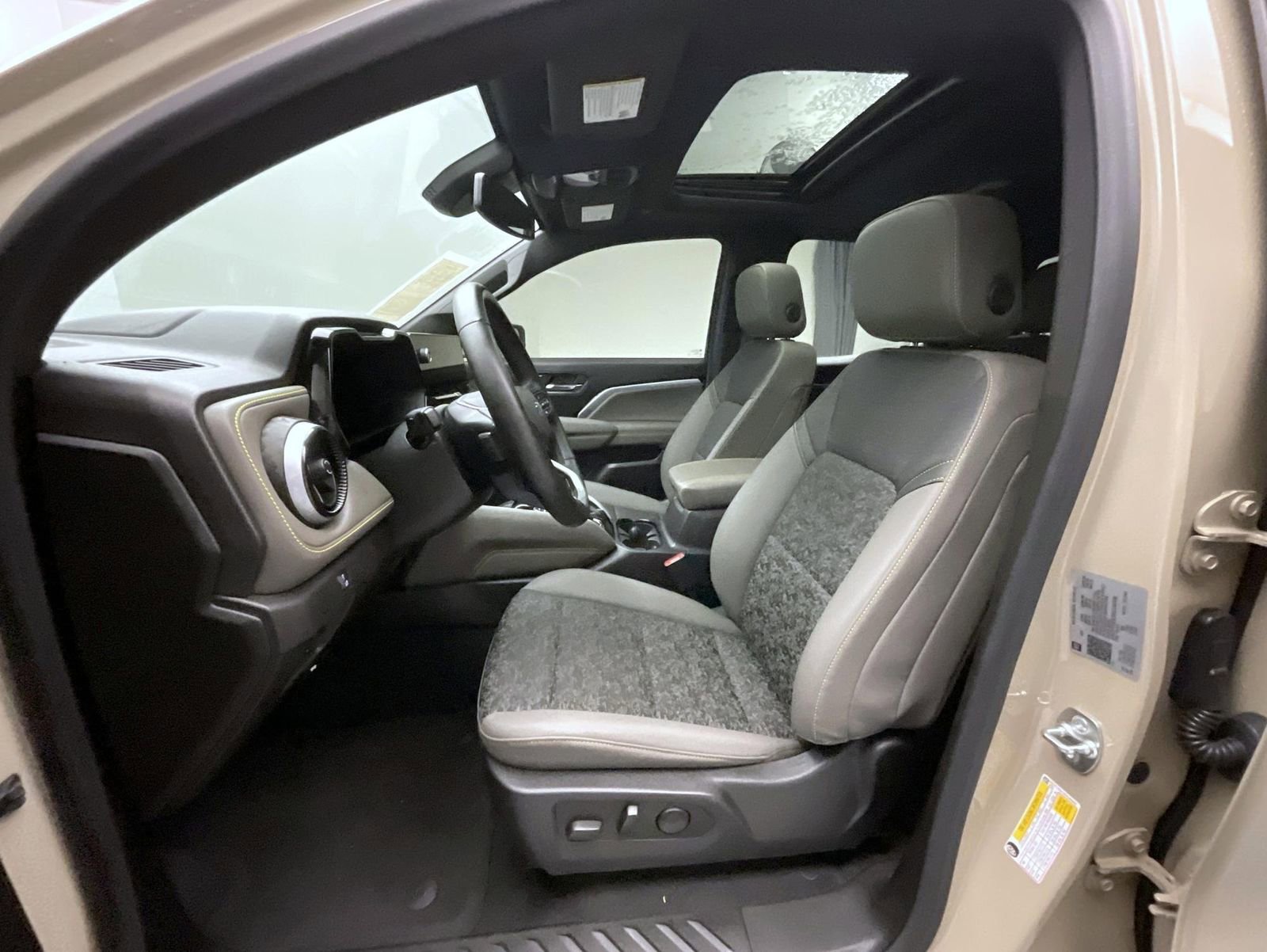 Used 2024 Chevrolet Colorado ZR2 w/ Technology Package image 10