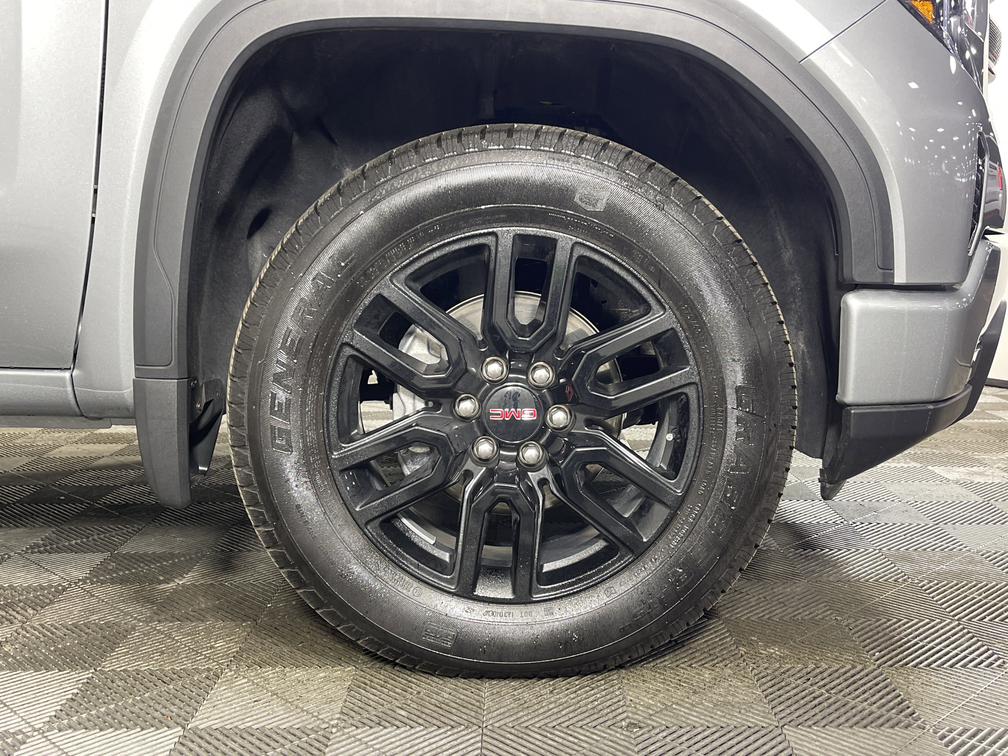 Used 2025 GMC Sierra 1500 Elevation image 9