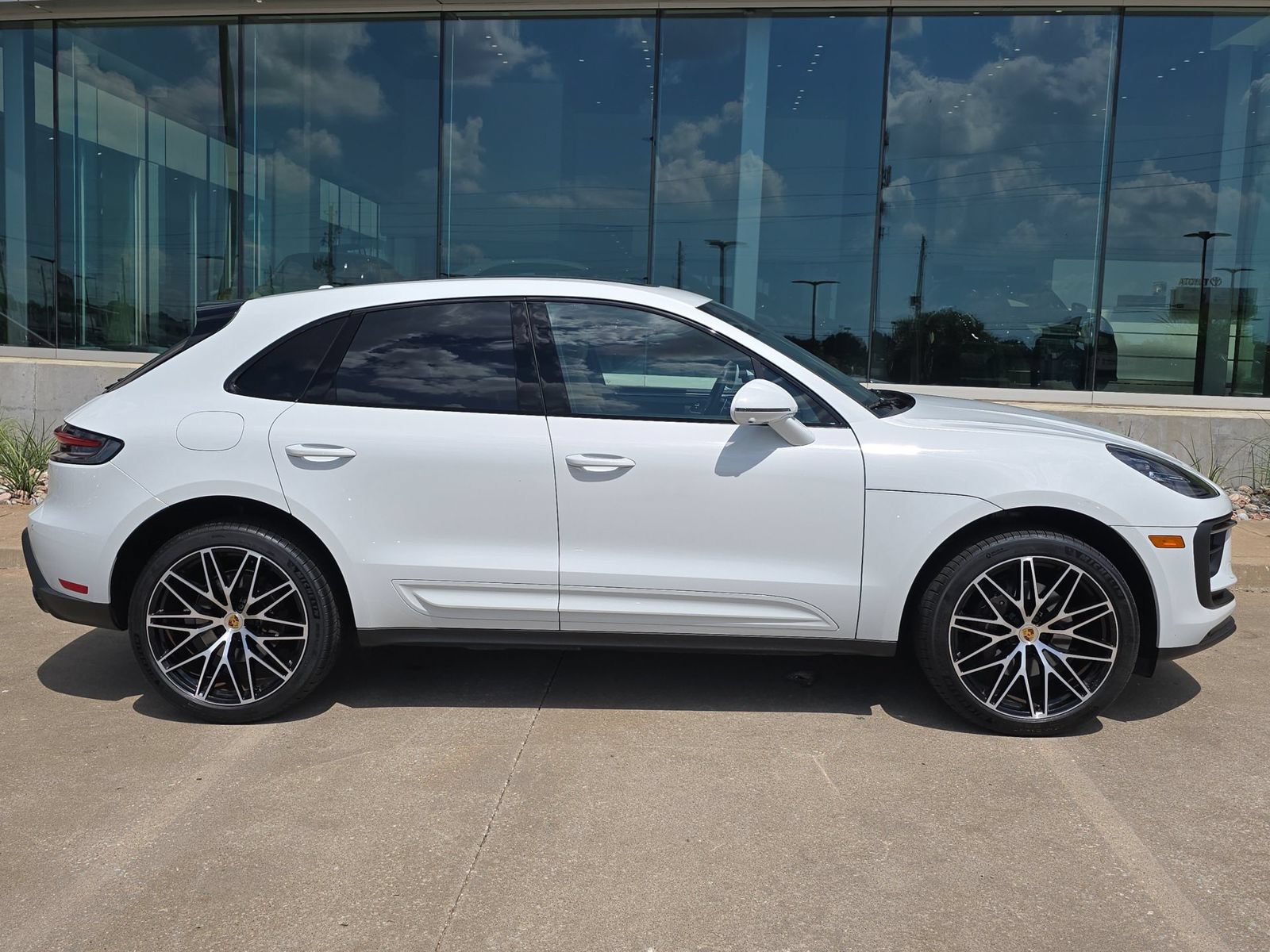 Certified 2022 Porsche Macan AWD/4WD image 8