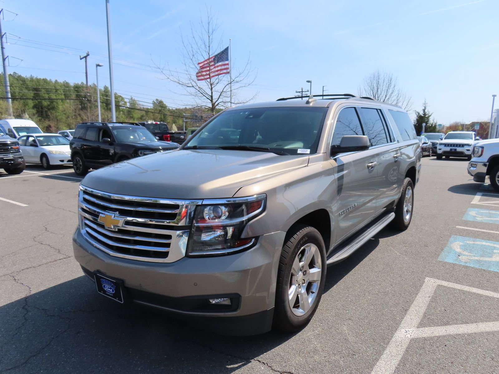 Used 2017 Chevrolet Suburban LT w/ Luxury Package image 3