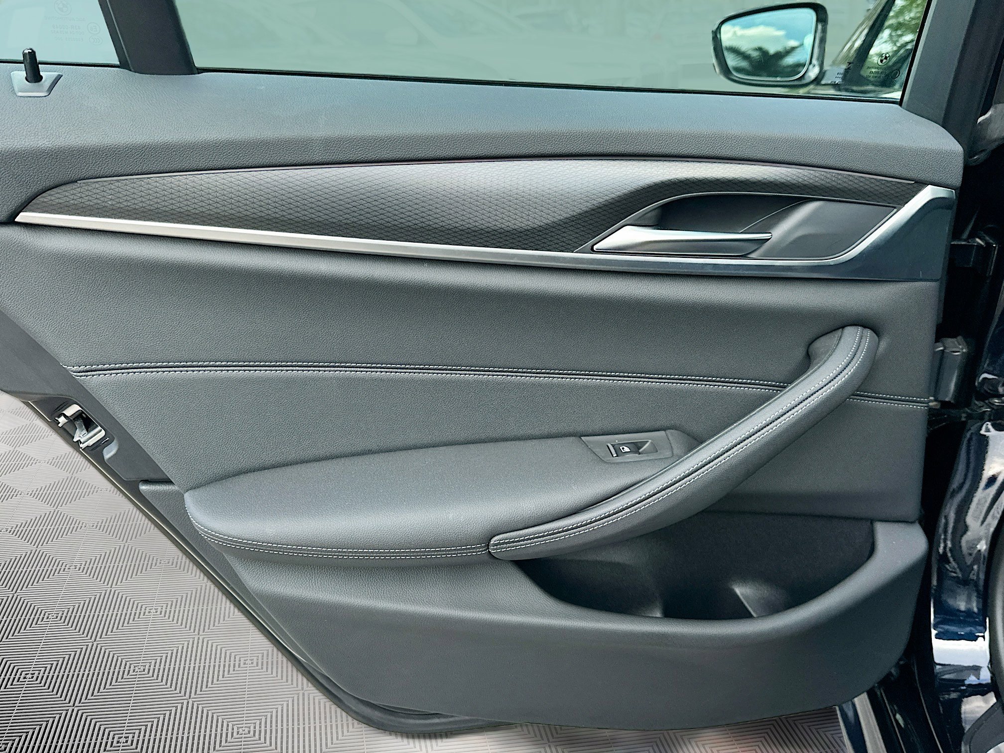 Used 2023 BMW 530e w/ M Sport Package image 28