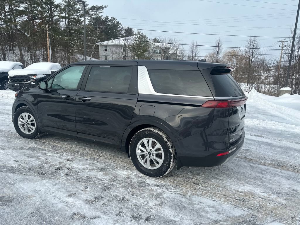 Used 2023 Kia Carnival LX image 3