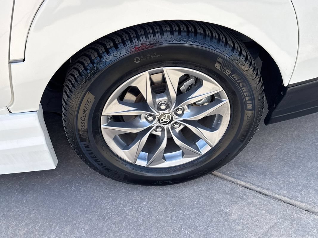 Used 2021 Toyota Sienna XLE AWD/4WD image 17