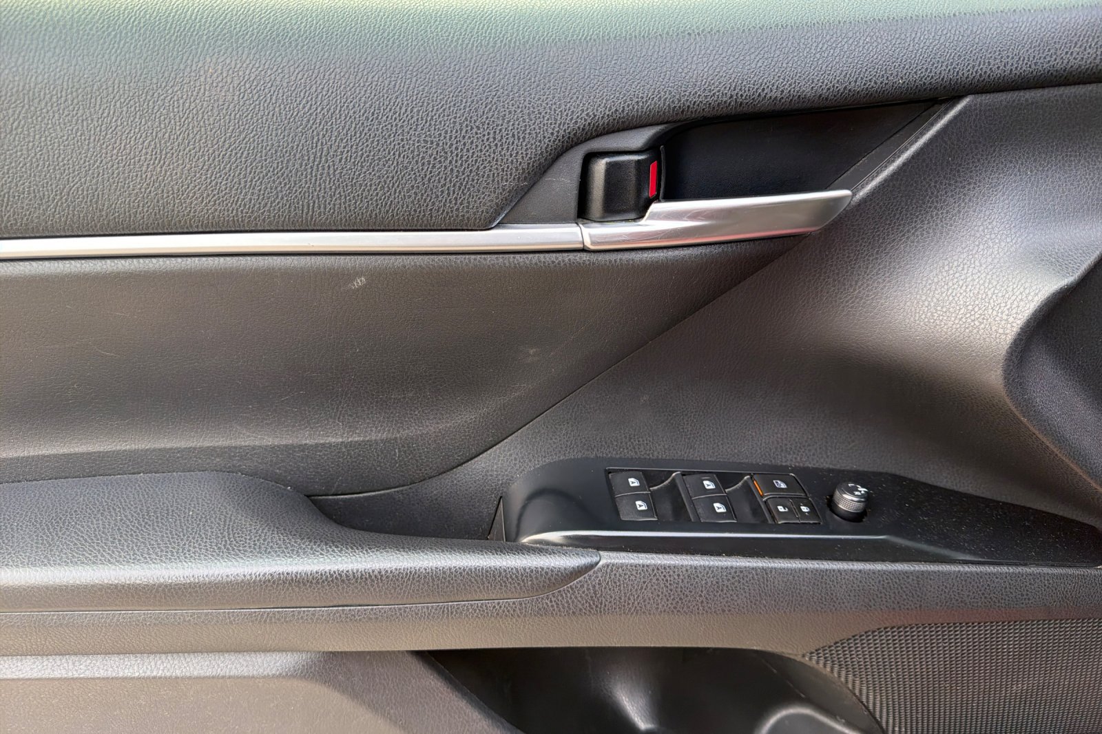 Used 2020 Toyota Camry LE w/ Carpet Mat Package FWD image 13