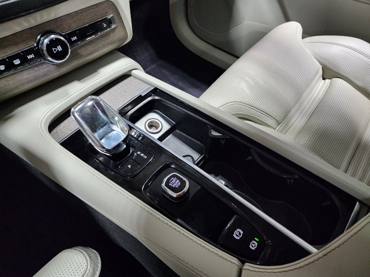 Used 2023 Volvo XC90 B6 Ultimate w/ Protection Package Premier image 42