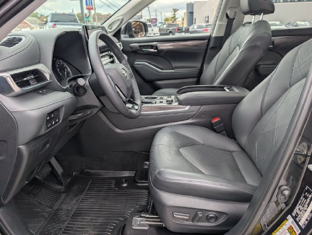 Used 2021 Toyota Highlander Platinum AWD/4WD image 19