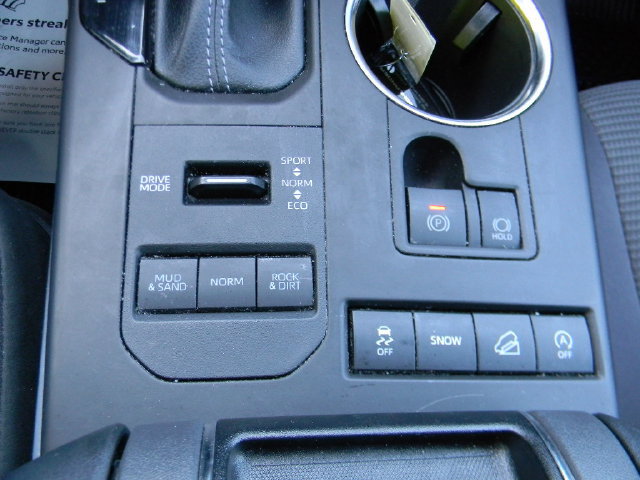 Used 2022 Toyota Highlander LE AWD/4WD image 15