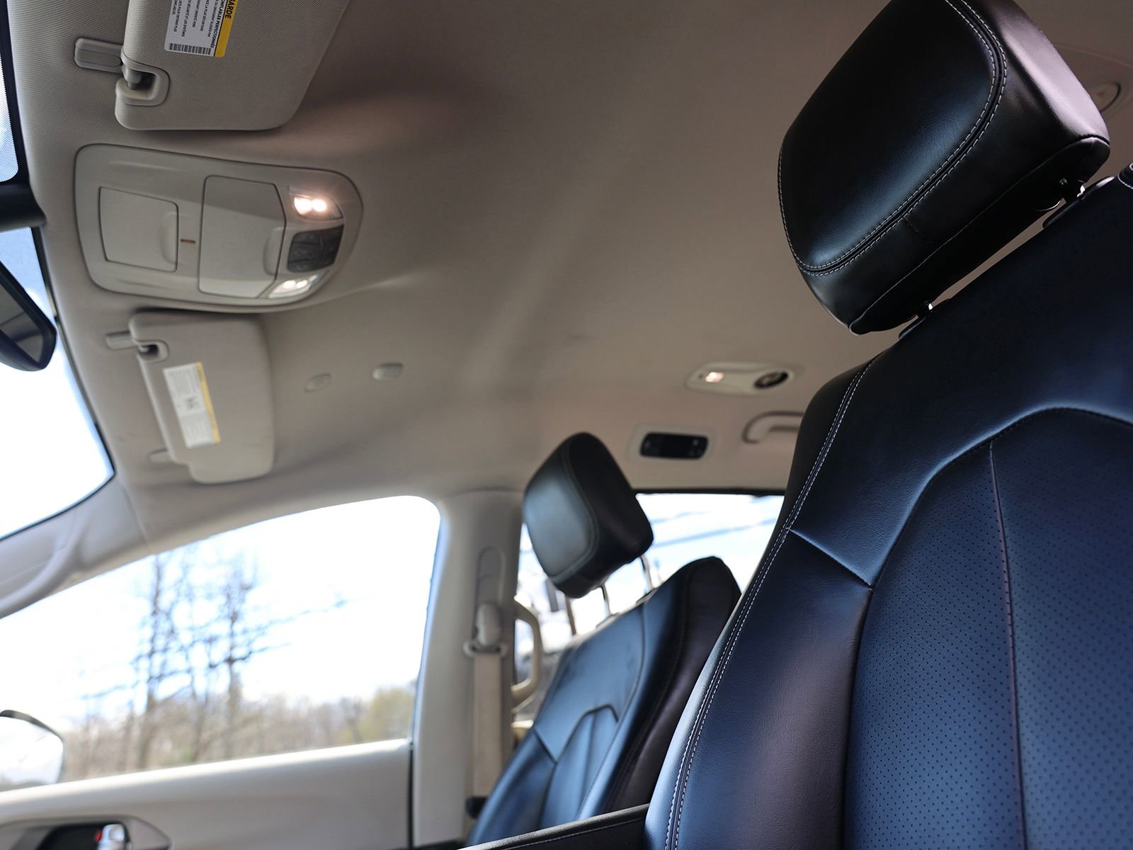 Used 2023 Chrysler Pacifica Touring-L image 21