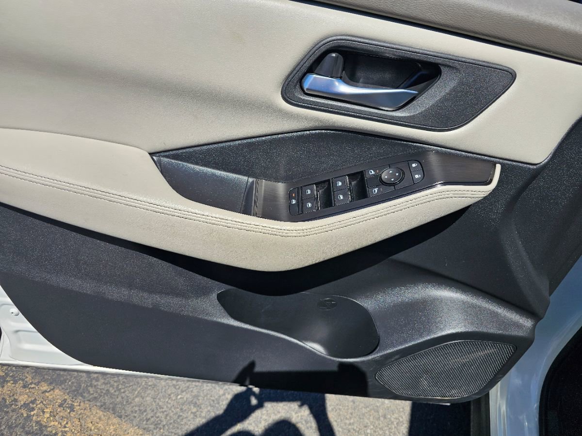 Used 2025 Nissan Rogue SV image 27